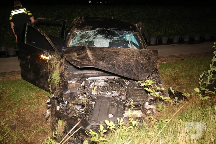 Auto raakt van de weg en belandt te water