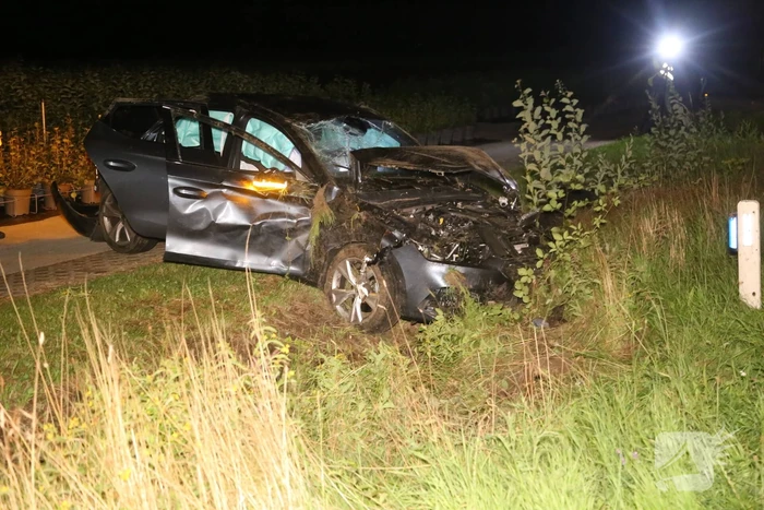 Auto raakt van de weg en belandt te water