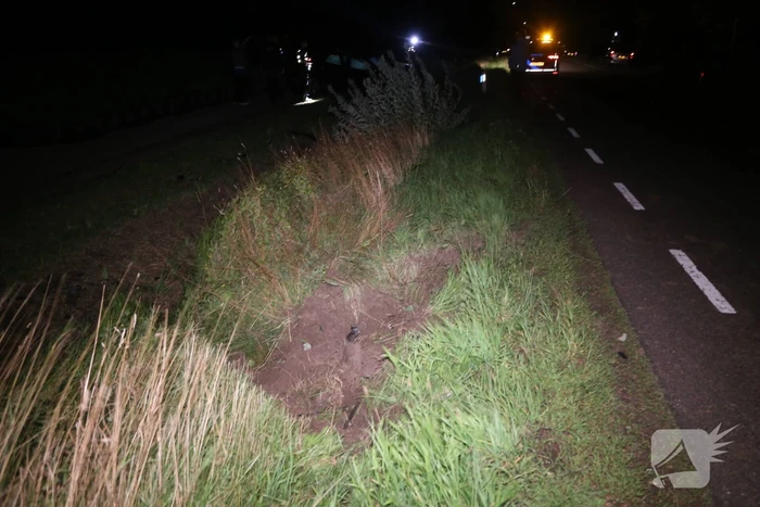Auto raakt van de weg en belandt te water