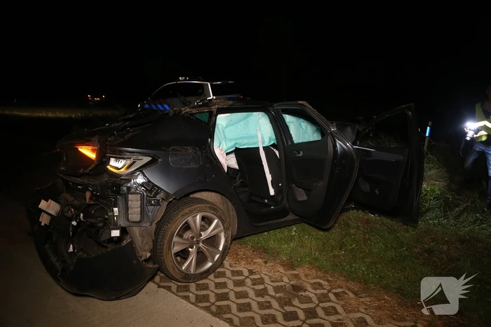 Auto raakt van de weg en belandt te water