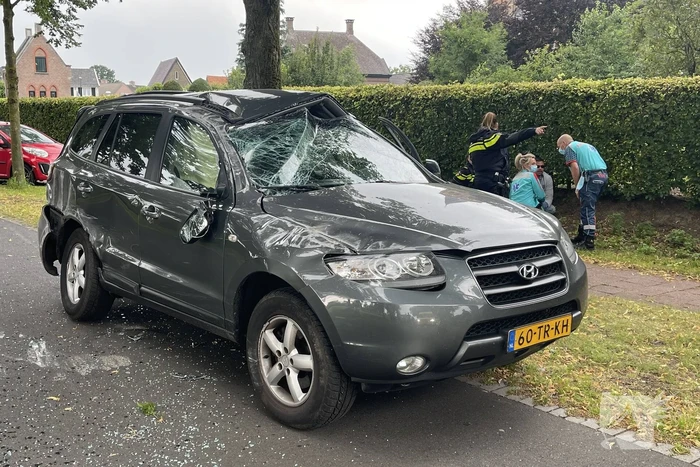 Auto slaat meerdere keren over de kop na botsing