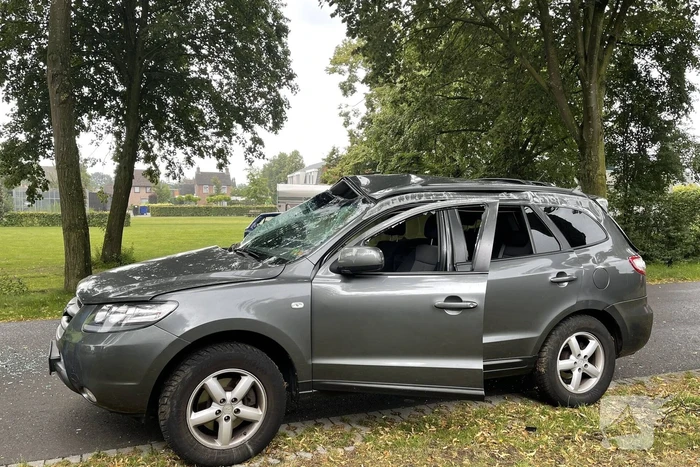 Auto slaat meerdere keren over de kop na botsing