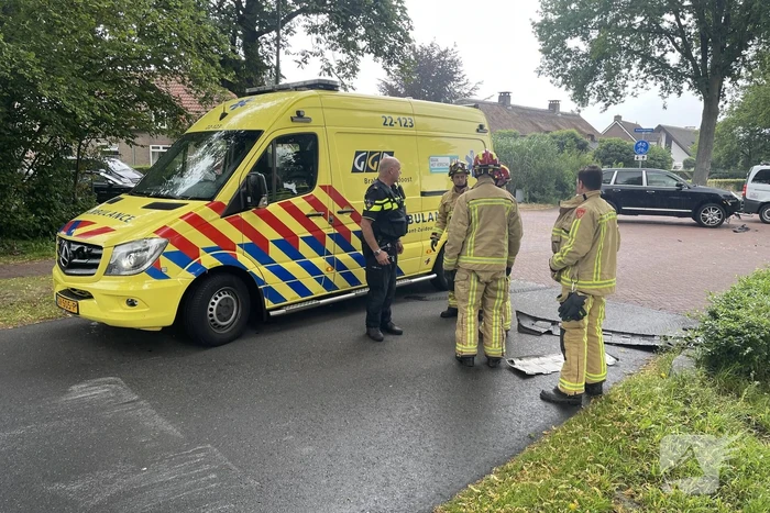 Auto slaat meerdere keren over de kop na botsing