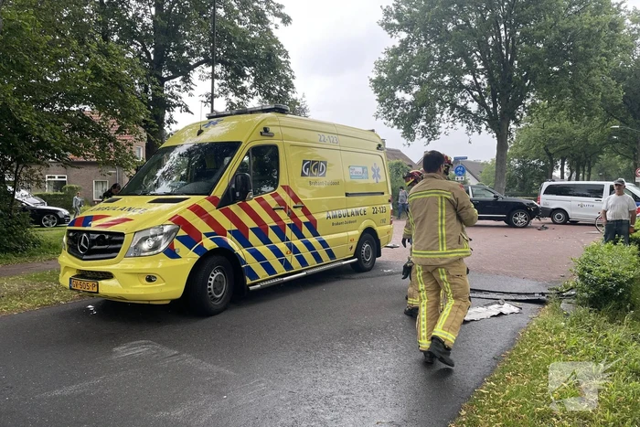 Auto slaat meerdere keren over de kop na botsing