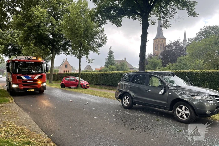 Auto slaat meerdere keren over de kop na botsing