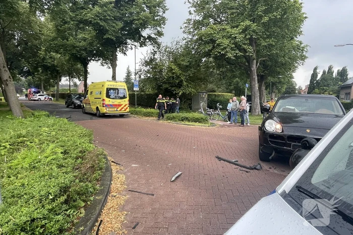 Auto slaat meerdere keren over de kop na botsing