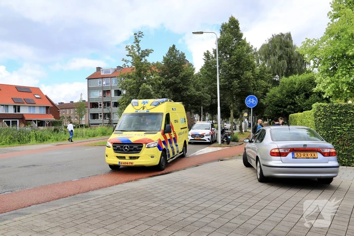 Scooterrijder schrikt en gaat onderuit