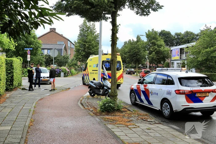 Scooterrijder schrikt en gaat onderuit