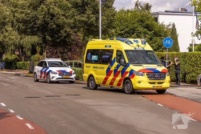 Scooterrijder schrikt en gaat onderuit