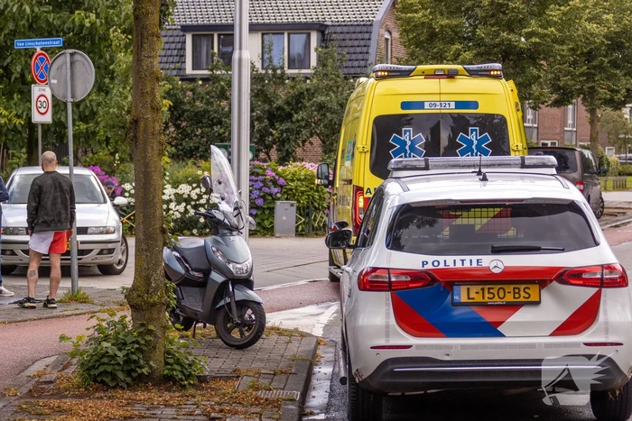 Scooterrijder schrikt en gaat onderuit