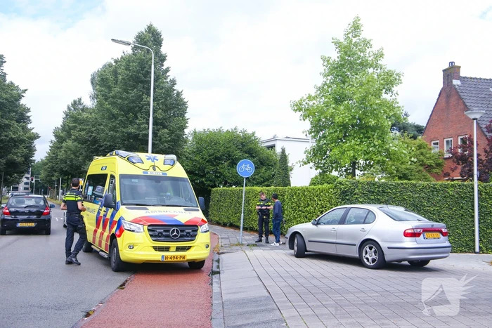 Scooterrijder schrikt en gaat onderuit