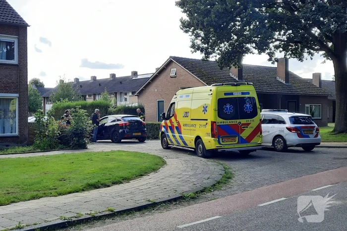 Bestuurster rijdt met personenauto tegen verkeersbord