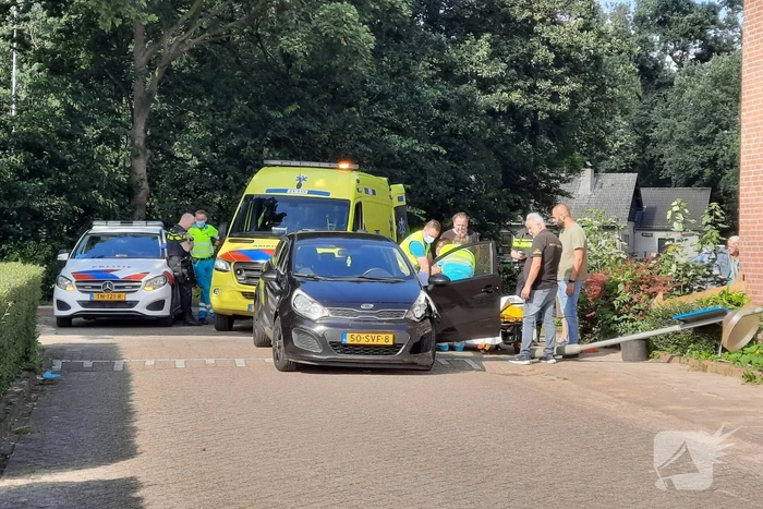 Bestuurster rijdt met personenauto tegen verkeersbord