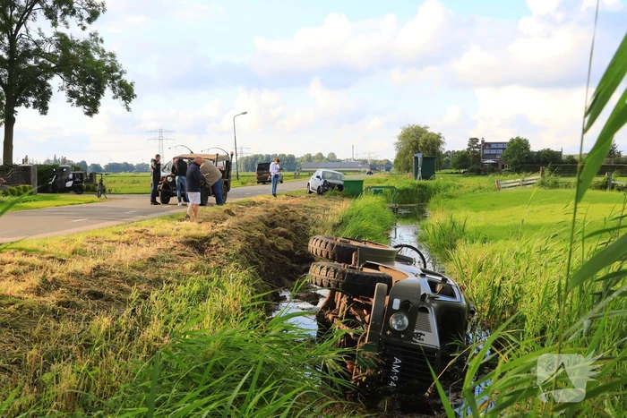 Tocht met oldtimer eindigt in sloot