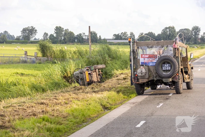 Tocht met oldtimer eindigt in sloot