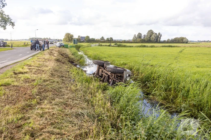 Tocht met oldtimer eindigt in sloot
