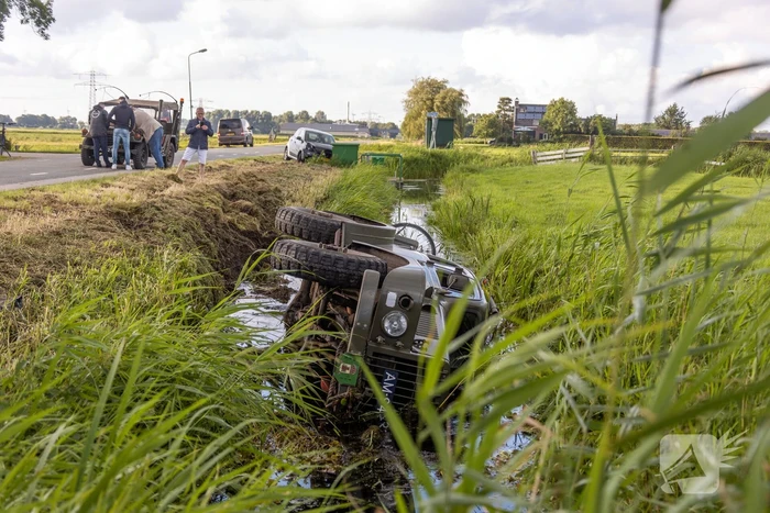 Tocht met oldtimer eindigt in sloot