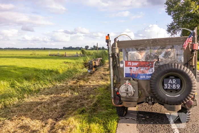 Tocht met oldtimer eindigt in sloot