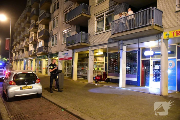 Schoten gelost op woning en winkelpand