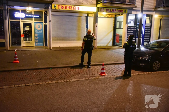 Schoten gelost op woning en winkelpand