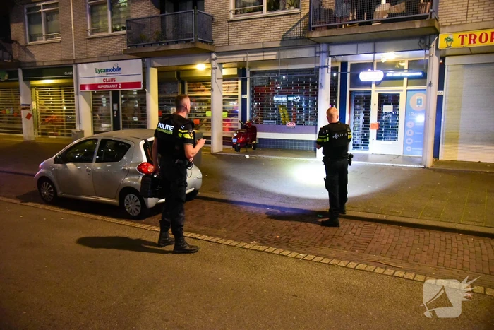 Schoten gelost op woning en winkelpand