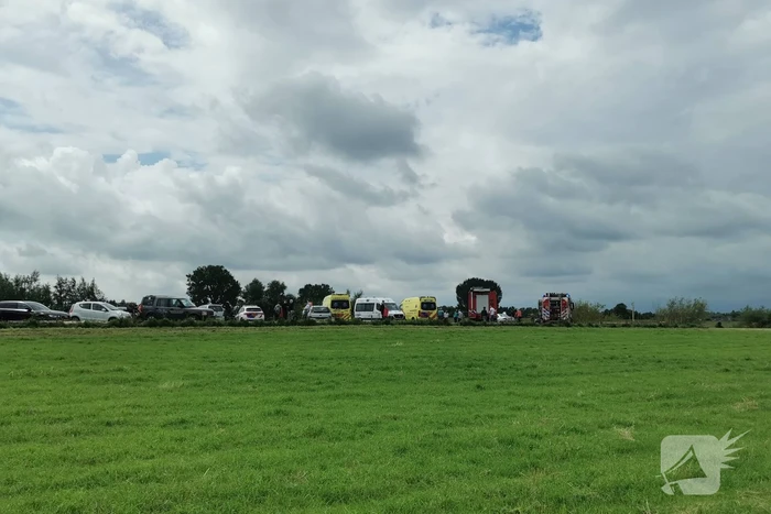 Auto raakt te water in rivier Nederrijn