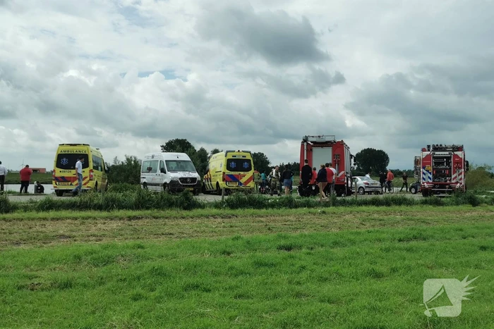Auto raakt te water in rivier Nederrijn