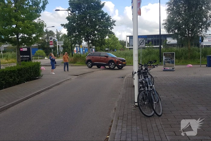 Auto belandt op betonnen sierbol