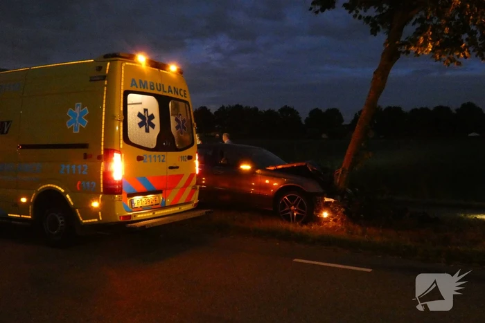 Bestuurder verliest macht over het stuur en eindigt tegen boom