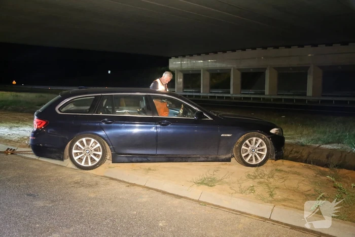 Auto belandt in de sloot