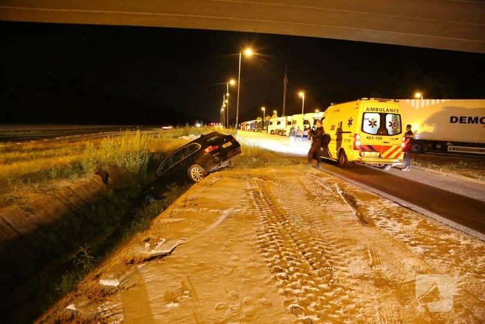 Auto belandt in de sloot