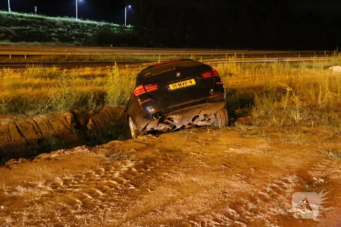 Auto belandt in de sloot