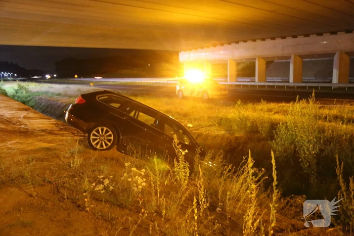 Auto belandt in de sloot