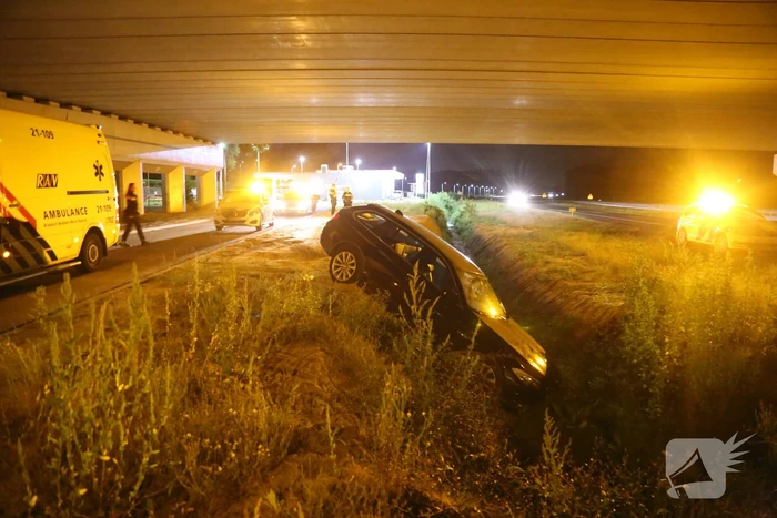 Auto belandt in de sloot