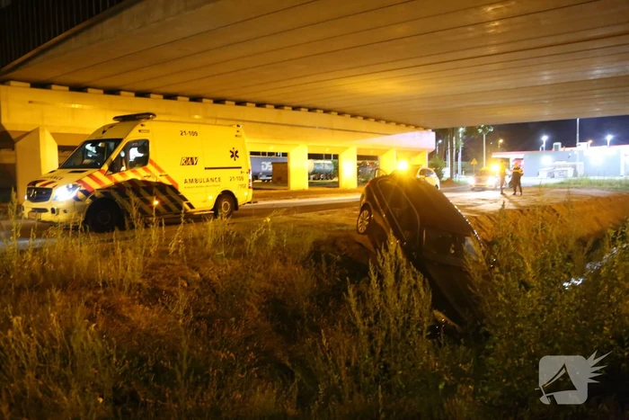 Auto belandt in de sloot