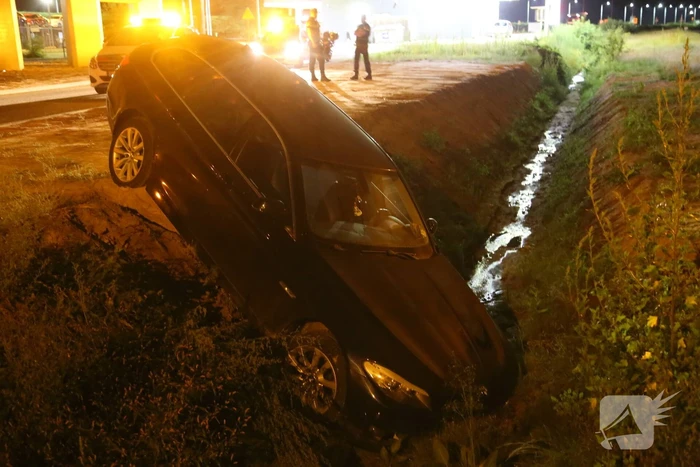 Auto belandt in de sloot
