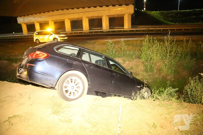 Auto belandt in de sloot