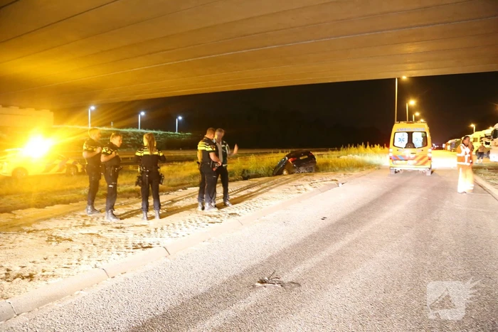 Auto belandt in de sloot