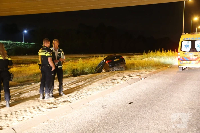 Auto belandt in de sloot