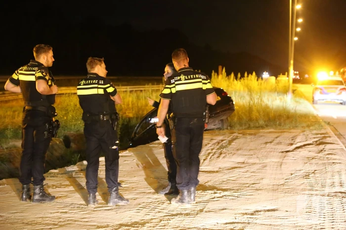 Auto belandt in de sloot
