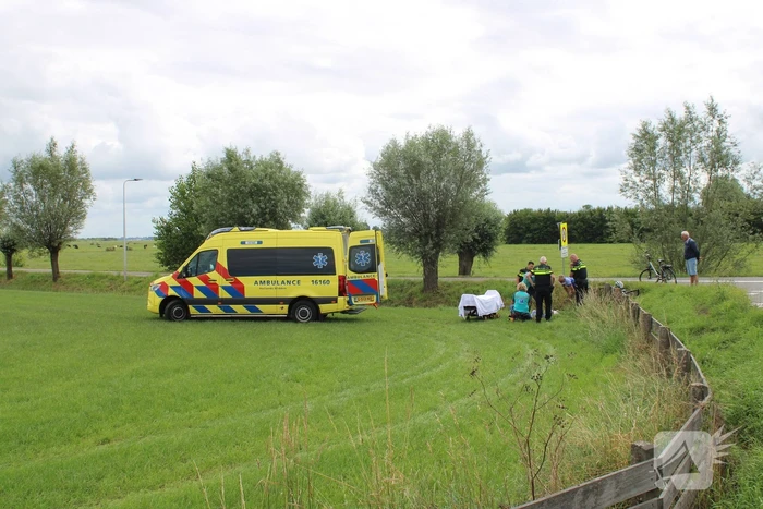 Wielrenner botst tegen hekwerk