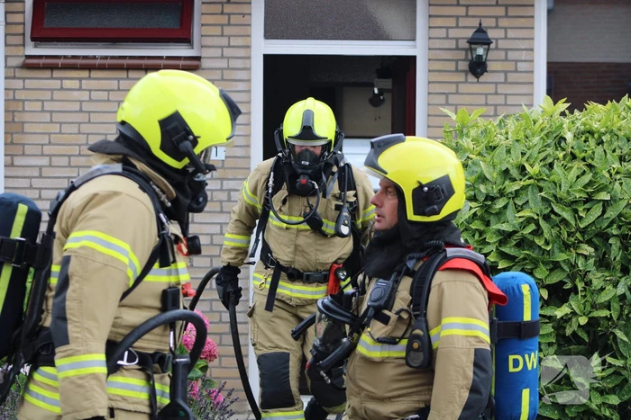 Huisdier gered bij woningbrand, bewoner gewond