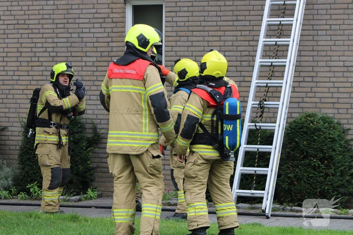 Huisdier gered bij woningbrand, bewoner gewond