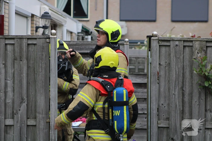 Huisdier gered bij woningbrand, bewoner gewond