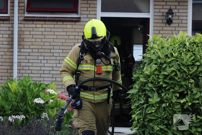 Huisdier gered bij woningbrand, bewoner gewond