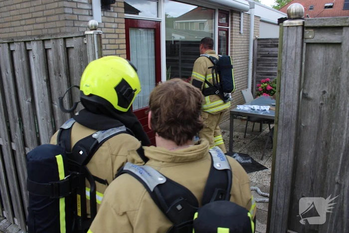 Huisdier gered bij woningbrand, bewoner gewond