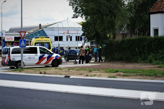 Fietser loopt bloedende hoofdwond op door aanrijding auto