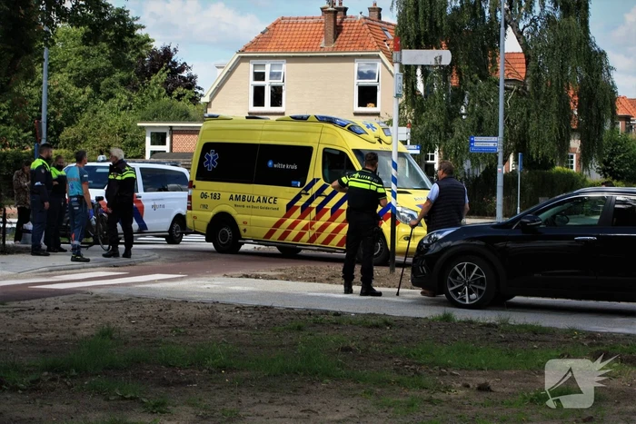 Fietser loopt bloedende hoofdwond op door aanrijding auto