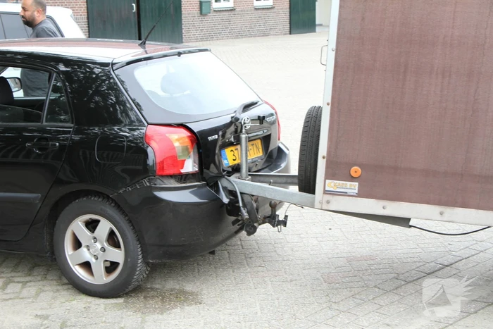Aanhanger schiet door achterklep na botsing