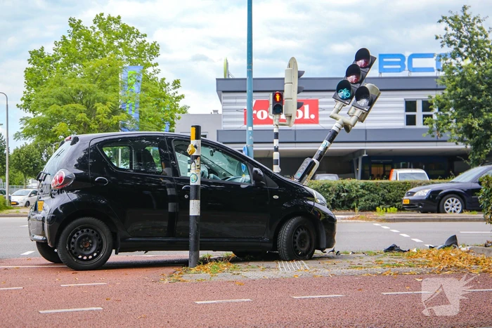 Automobilist raakt macht over stuur kwijt en ramt verkeerslicht